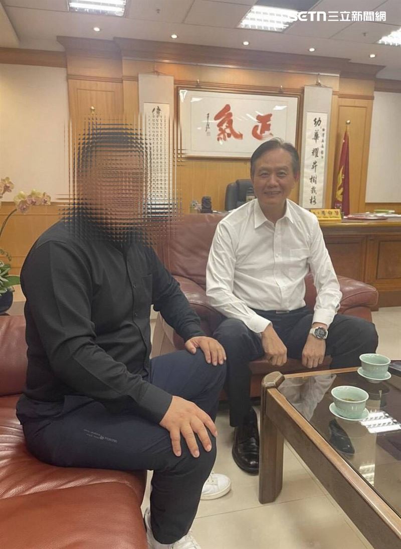 詐騙集團利用AI程式偽造自己與刑事局長周幼偉合照。(圖/翻攝畫面)