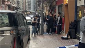 香港發生巨額劫案，四名劫匪闖進貨幣兌換店，其中二人持刀搶走了10億日圓（約2億新台幣）現金。（圖／翻攝自微博）