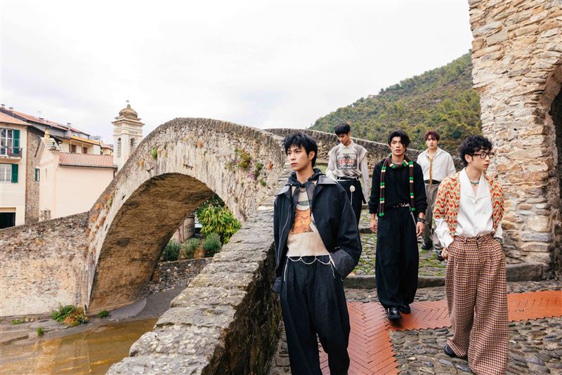 FEniX《參》「甜水小鎮」版本，封面取景角度與莫內名畫相同。（圖／華納音樂提供）