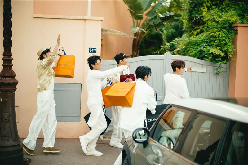 〈Day Off〉呈現FEniX前往南法度假的「放空」時刻。（圖／華納音樂提供）