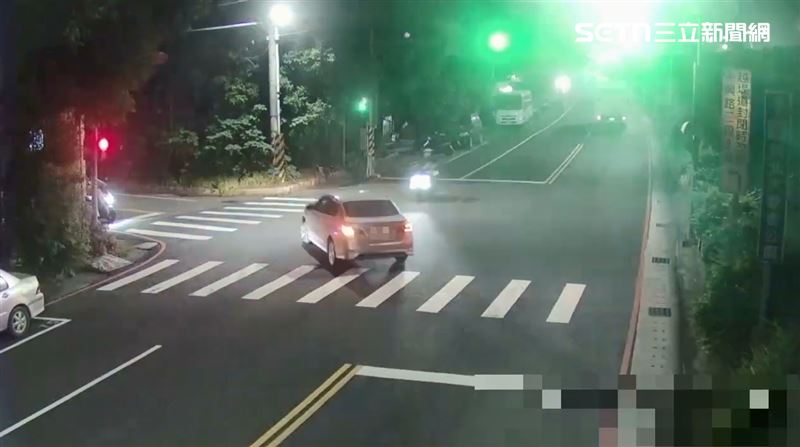 新北市五股區發生嚴重車禍,左轉轎車與直行機車碰撞,25歲騎士無生命跡象送醫急救。(圖/翻攝畫面)