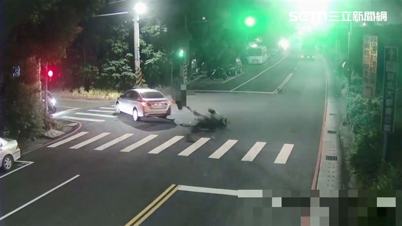 新北市五股區發生嚴重車禍,左轉轎車與直行機車碰撞,25歲騎士無生命跡象送醫急救。(圖/翻攝畫面)