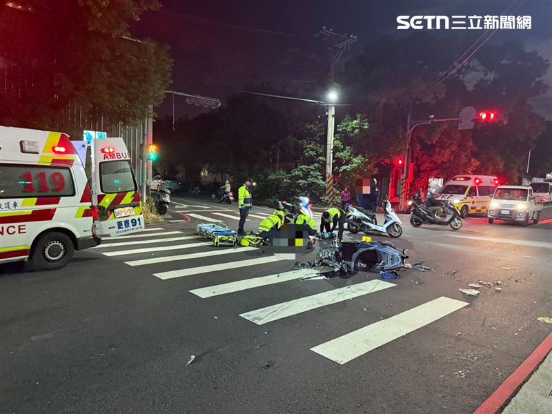 新北市五股區發生嚴重車禍,左轉轎車與直行機車碰撞,25歲騎士無生命跡象送醫急救。(圖/翻攝畫面)