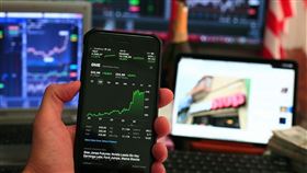 台股高檔震盪、投資難度升溫，法人建議「進可攻、退可守」的台股平衡基金是因應波動首選。觀察18檔同類型基金中，群益平衡王、兆豐萬全近一週逆勢擊敗大盤，展現跟漲抗跌優勢。法人看好AI、半導體與高效能產業，靈活配置仍是制勝關鍵，懂得精挑細選才能挖出真正「會漲的平衡寶藏」。（示意圖／PIXABAY）