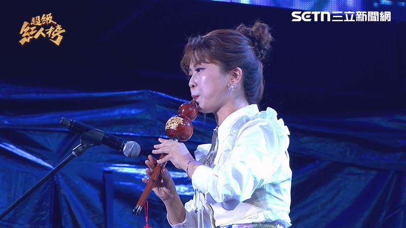 「音樂才女」翁鈺鈞搭配葫蘆絲演唱《風中的美麗》。（圖／超級紅人榜提供）