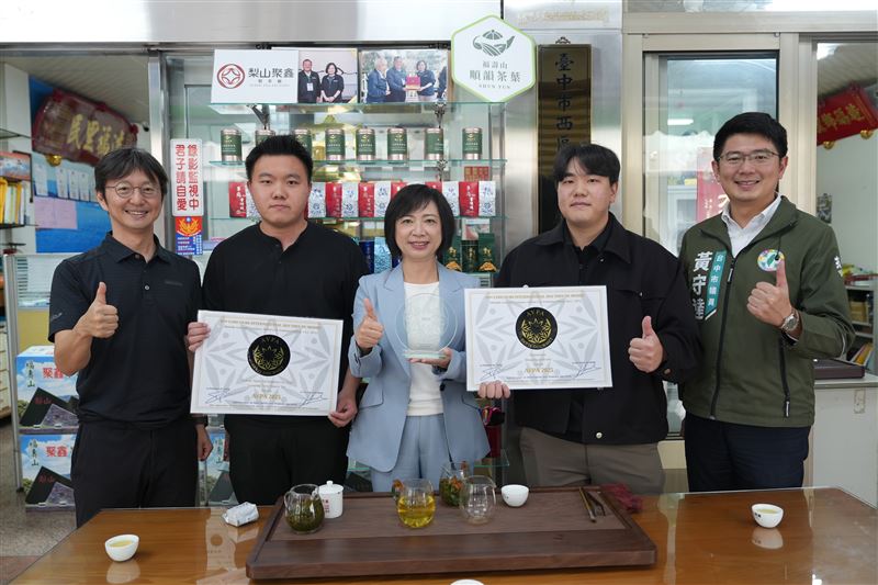 何欣純拜訪台中梨山聚鑫製茶廠,為執行長謝忠霖與謝偉騰兄弟加油打氣(圖/何欣純辦公室提供)