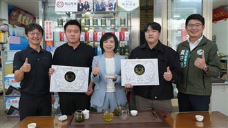 何欣純拜訪台中梨山聚鑫製茶廠，為執行長謝忠霖與謝偉騰兄弟加油打氣（圖／何欣純辦公室提供） 