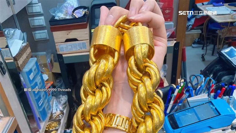 這條號稱是最粗金項鍊重達3公斤,將近手臂粗,依照現在的市值超過1300萬