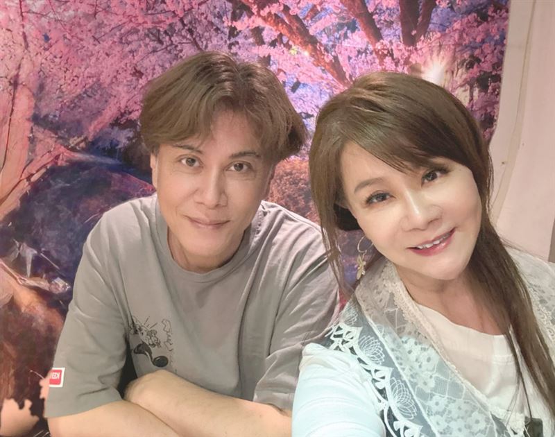 江志豐(左)突傳病危,台語天后龍千玉(右)火速到家探視弟弟,所幸身體狀況已逐漸穩定,粉絲在社群平台留言關心。(翻攝自臉書/龍千玉粉絲團 - Linda fans club)