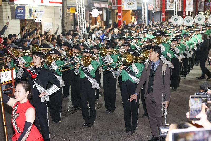 「翡翠騎士」快閃西門踩街演出，帶來精彩的大型行進管樂演出，吸引大批民眾駐足觀賞。（圖／中央社）