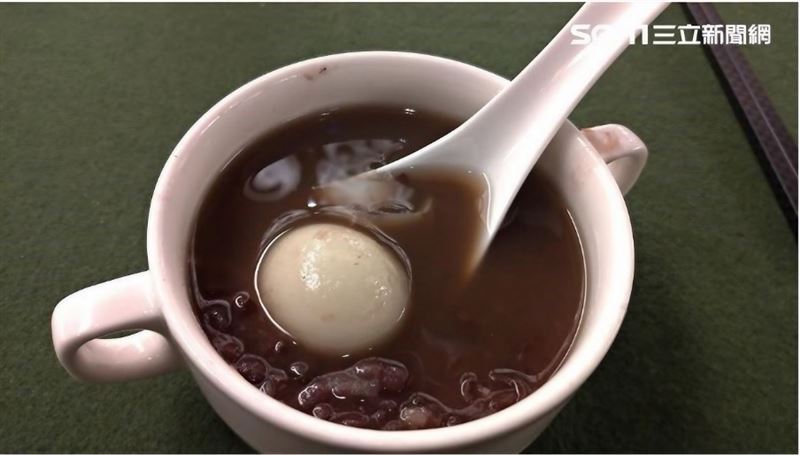 民眾於冬至期間吃湯圓。（圖／三立新聞網）