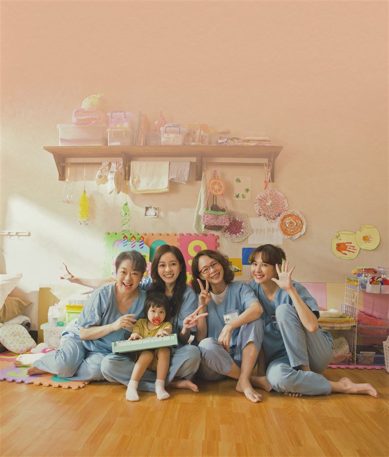 翁倩玉(左)睽違47年回歸國片,在《陽光女子合唱團》飾演指揮楊玉英。(圖/壹壹喜喜提供)