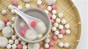 民眾會於冬至期間吃湯圓。（圖／CANVA製作）