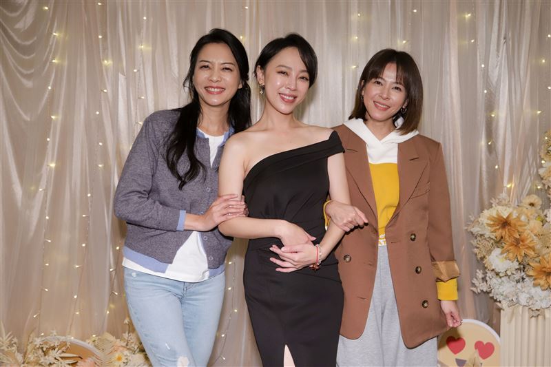 勇兔(中)的禮服由蘇晏霈(右)提供。左為何蓓蓓。(圖/民視提供)