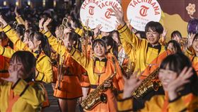 「橘色惡魔」中山堂廣場快閃演出（3）中華文化總會舉辦「2025台灣遠征–吹響友誼，舞動青春」系列活動，18日晚間邀請「橘色惡魔」日本京都橘高校吹奏樂部至台北中山堂廣場演出，成員們微笑揮手向現場熱情粉絲致意。中央社記者鄭清元攝　114年12月18日