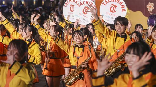 橘色惡魔合體翡翠騎士快閃西門　人潮擠爆