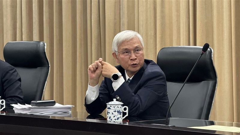 央行總裁楊金龍親自揭密台美匯率「聯合聲明」內幕，直言靠著長期溝通累積的「互信」，終於讓大國美國理解台灣小國困境，打破操縱匯率質疑。他霸氣駁斥「阻升不阻貶」是過時觀念，絕不為出口商犧牲全民幣值；更點出台灣財政紀律優於美日，有底氣「走自己的路」，不跟風美國降息。（圖／記者師瑞德攝影）