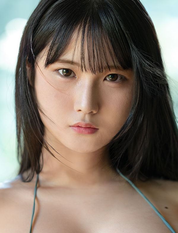 文藝少女望月圓好奇A片是怎麼拍的,所以她就出道拍AV,脫了衣服展現她美好的H罩杯。(圖/翻攝自X)