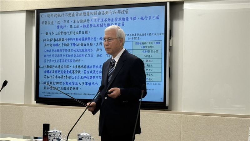 台灣經濟根本平行時空!今年GDP狂飆7.31%,通膨卻未失控,全球傻眼。楊金龍親揭3大保命符:全靠「K型復甦」財富未擴散、新台幣升值當「神隊友」擋下輸入性通膨,加上普發現金民眾「存起來」沒亂花。預估明年通膨降至1.63%,穩到不行!(圖/記者師瑞德攝影)