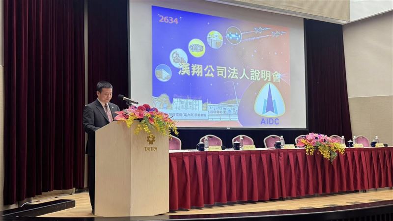 漢翔法說會登場！總座曹進平坦承「勇鷹」交機因斷鏈延遲，但他親飛國外催料拆彈。利多連發：美國廠明年下半年認證搶單、鎖定1.25兆國防商機，更引進「Red Guide」黑科技，讓無人機無視GPS干擾精準打擊，力拚明年營運爆發。（圖／記者師瑞德攝影）