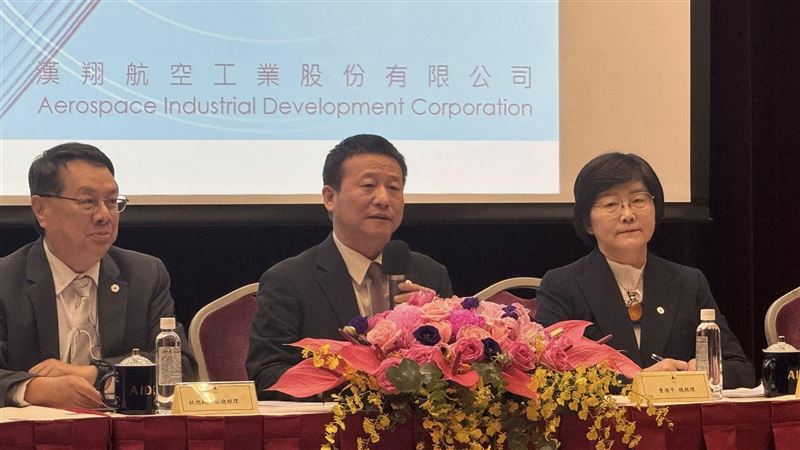 漢翔法說會登場！總座曹進平坦承「勇鷹」交機因斷鏈延遲，但他親飛國外催料拆彈。利多連發：美國廠明年下半年認證搶單、鎖定1.25兆國防商機，更引進「Red Guide」黑科技，讓無人機無視GPS干擾精準打擊，力拚明年營運爆發。（圖／記者師瑞德攝影）