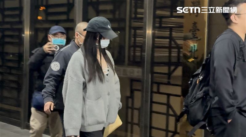 被控涉嫌護航鍾文智的現任台北市福德街派出所副所長李俊良妻子黃鈺婷。(圖/記者楊佩琪攝)