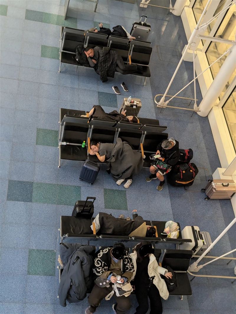 中國人因在羽田機場5人霸佔5排座位遭勸阻，和台灣人起爭執。（圖／翻攝自X平台@Byron_Wan）