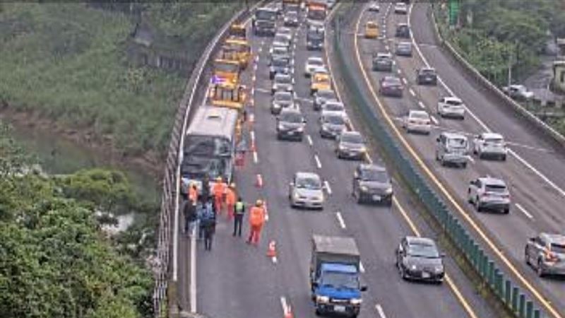 國道1號南下7.9公里處，基隆市五堵交流道與新北市汐止交流道今天（19日）上午，發生嚴重的4車追撞事故，車流回堵7公里。（圖／翻攝自高公局網站）