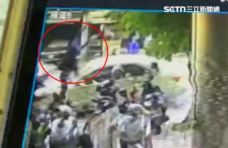 撞擊力道之大，人騰空飛起重摔。（圖／翻攝畫面）