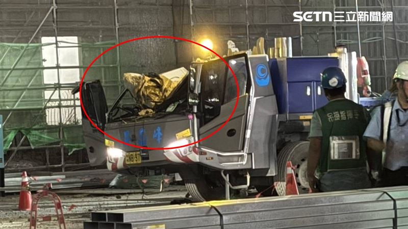 外包商進行吊掛作業時,重達幾公斤的太空包不明原因突然斷繩,重砸吊車車頭凹陷。(圖/翻攝自記者爆料網)