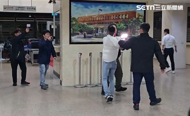 古志銘小兒子疑因不滿記者拍攝，企圖搶手機爆發拉扯衝突。（圖／翻攝畫面）