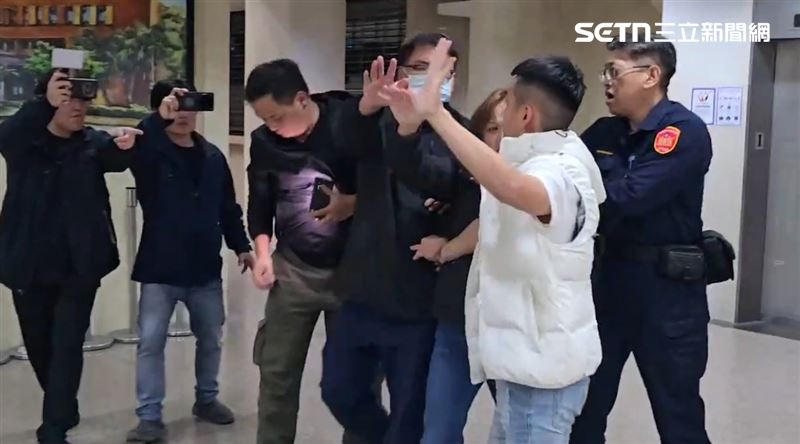 古志銘小兒子疑因不滿記者拍攝，企圖搶手機爆發拉扯衝突。（圖／翻攝畫面）