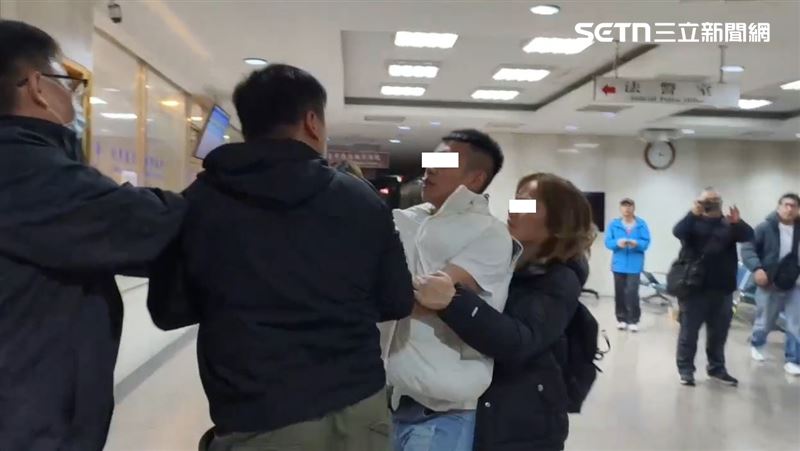 古志銘小兒子疑因不滿記者拍攝，企圖搶手機爆發拉扯衝突。（圖／翻攝畫面）