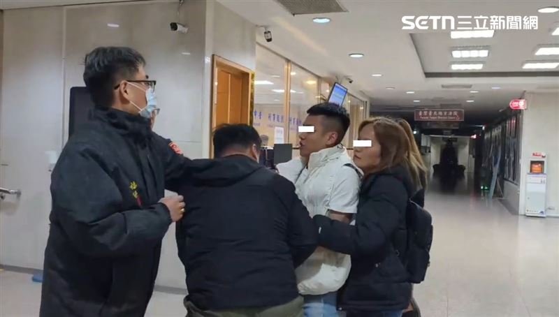 古志銘小兒子疑因不滿記者拍攝，企圖搶手機爆發拉扯衝突。（圖／翻攝畫面）