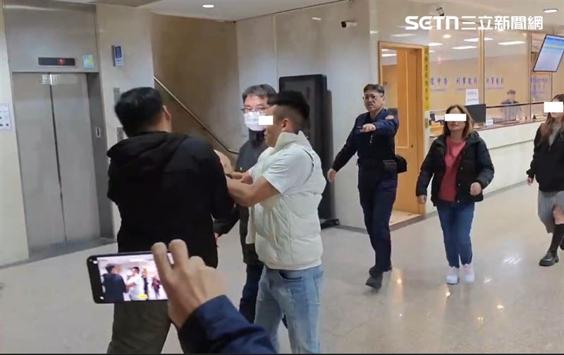 古志銘小兒子疑因不滿記者拍攝，企圖搶手機爆發拉扯衝突。（圖／翻攝畫面）