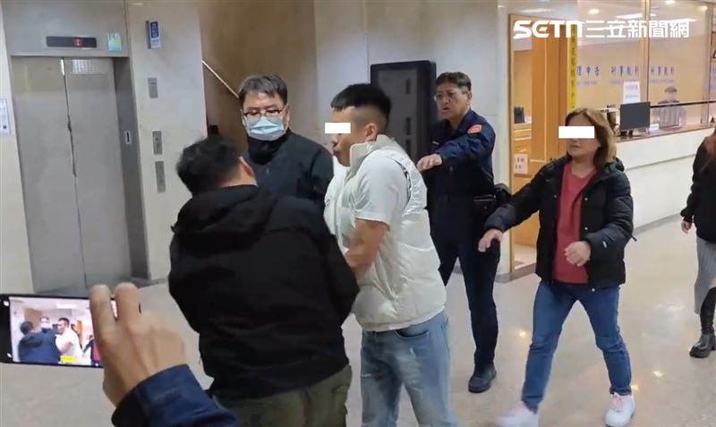 古志銘小兒子疑因不滿記者拍攝，企圖搶手機爆發拉扯衝突。（圖／翻攝畫面）