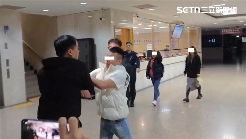 古志銘小兒子疑因不滿記者拍攝，企圖搶手機爆發拉扯衝突。（圖／翻攝畫面）