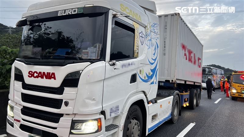 國道1號南向7.9公里七堵路段今天(19日)清晨,驚傳4車追撞事故。(圖/翻攝畫面)