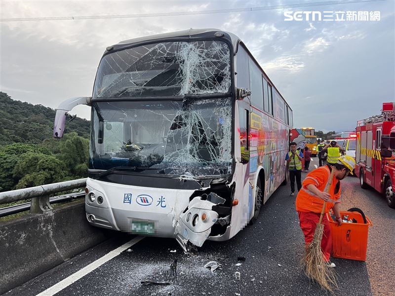 國道1號南向7.9公里七堵路段今天(19日)清晨,驚傳4車追撞事故,其中一輛客運受波及,車頭擋風玻璃嚴重毀損。(圖/翻攝畫面)