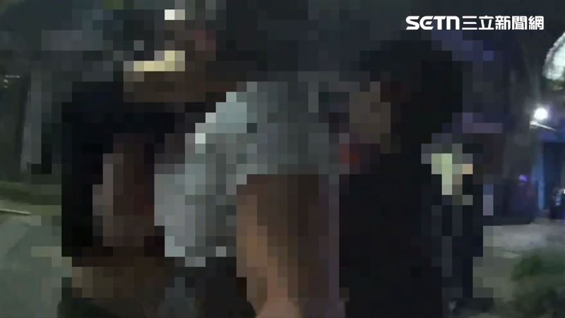 北市羅姓健身教練毆打王姓情敵，友人急忙拉住他。（圖／翻攝畫面）