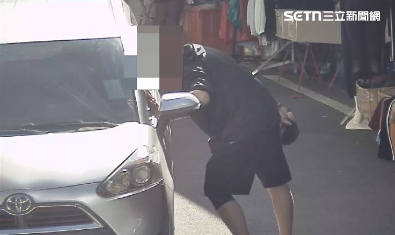 張男在市場通道徘徊，不時發出驚人吼叫，並將手中的平底鍋當作武器揮舞。（圖／翻攝畫面）