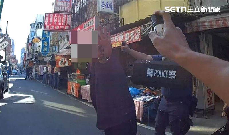 台中一名醉漢，正中午竟酒駕鬧事還闖入人潮擁擠的市場車道，一邊高聲咆哮、一邊瘋狂揮舞手中的平底鍋，不僅驚擾買菜民眾，甚至一度逼近到場處理的員警。（圖／翻攝畫面）