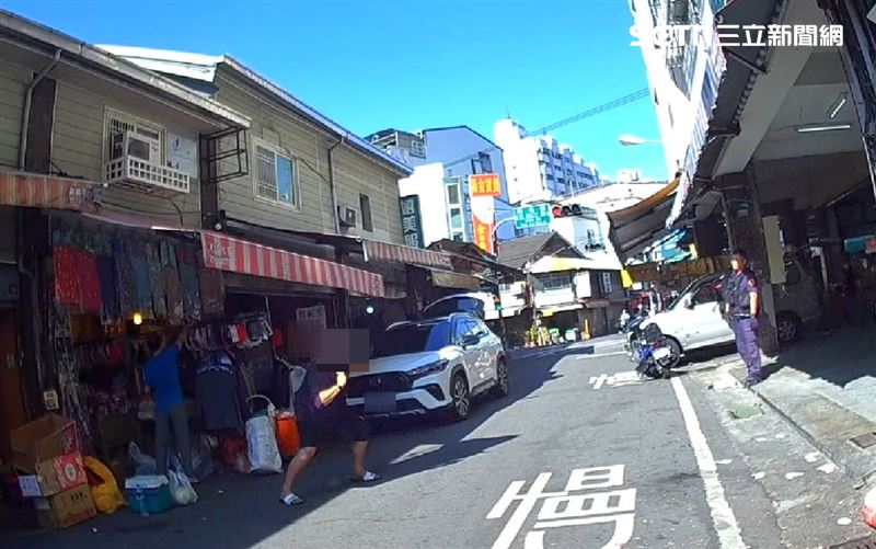 張男不僅拒絕配合，更藉著酒意對員警大聲叫囂，並步步逼近執勤人員。（圖／翻攝畫面）