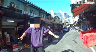 恐怖平底鍋怪客！正中午市場揮鍋民眾嚇壞