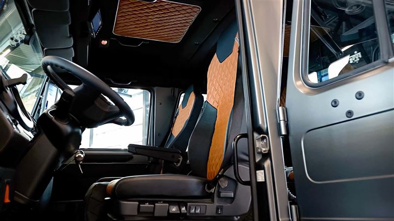 雙排座艙可乘坐四人，採用真皮座椅。（圖／翻攝Mercedes-Benz網站）