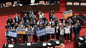 立法院會在2025/12/12三讀停砍公立學校教職員年金以及公務人員年金。（圖／翻攝自傅崐萁臉書）