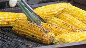 台灣夜市烤玉米一支賣破百，網友認為不合理。(圖／翻攝Dcard)