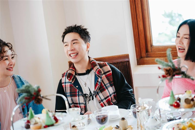 苗可麗逼問「女友是水果名?」,派翠克招架不住羞喊「愛年上」!(圖/東森綜合台提供)