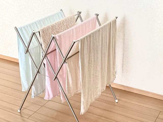 一名人夫在家曬衣服時跌倒，沒想到竟被曬衣架勒死。（示意圖，photoAC）