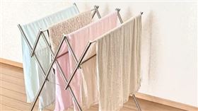 一名人夫在家曬衣服時跌倒，沒想到竟被曬衣架勒死。（示意圖，photoAC）